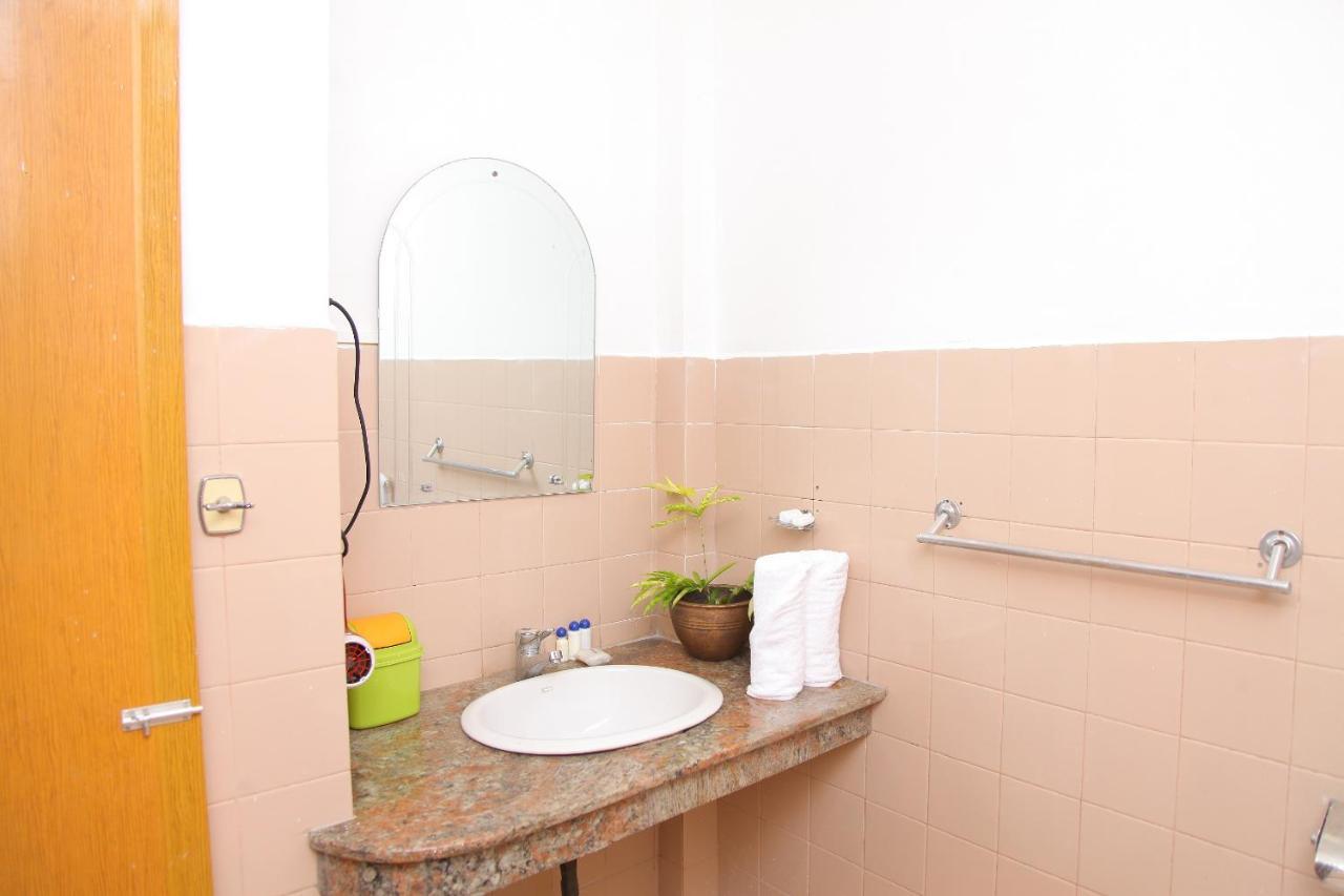 Hotel Nathaliya Katunayaka Bagian luar foto