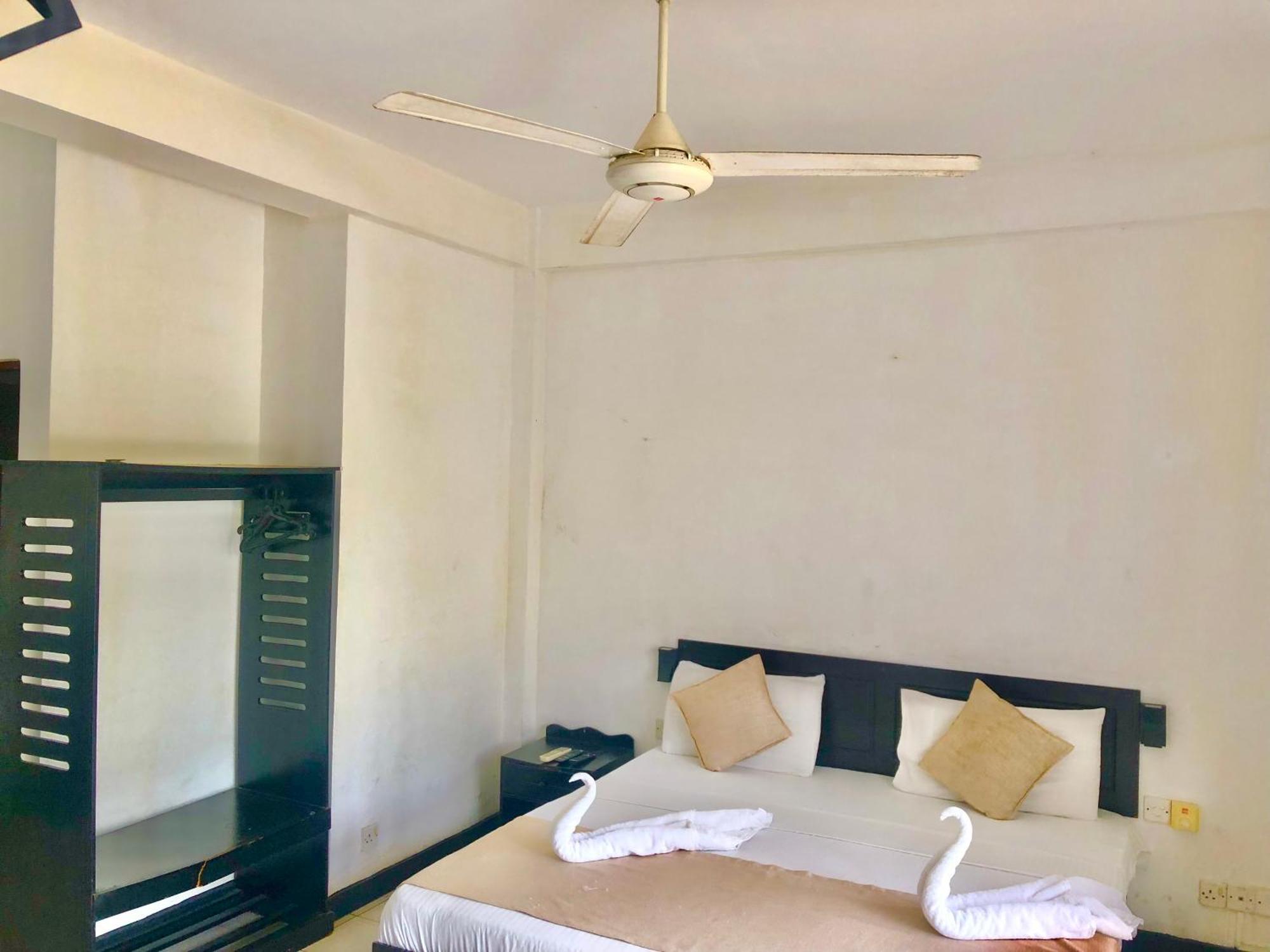 Hotel Nathaliya Katunayaka Bagian luar foto