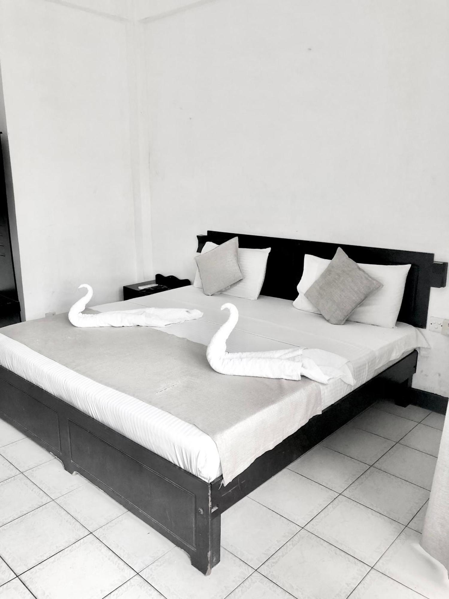Hotel Nathaliya Katunayaka Bagian luar foto