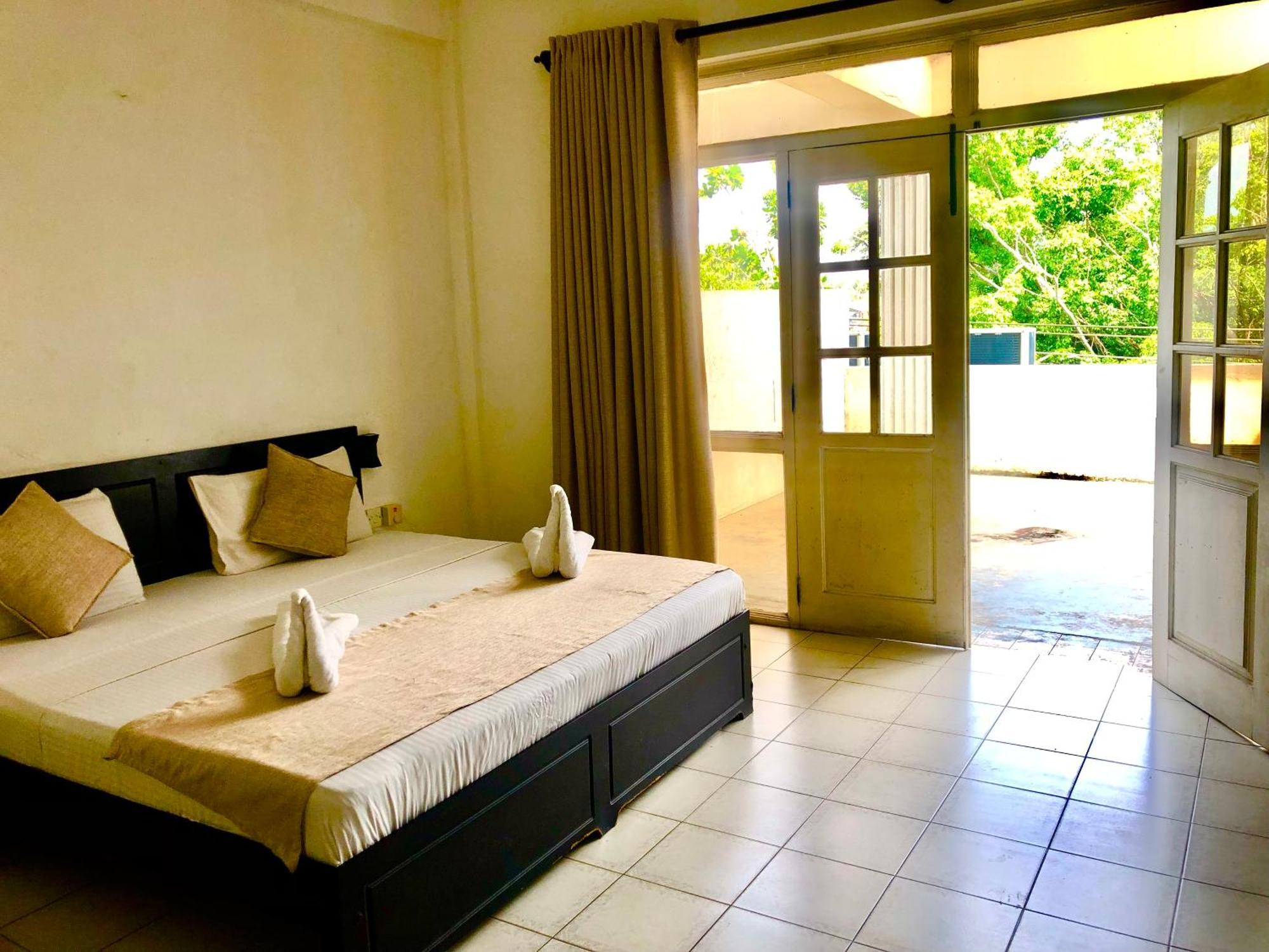 Hotel Nathaliya Katunayaka Bagian luar foto